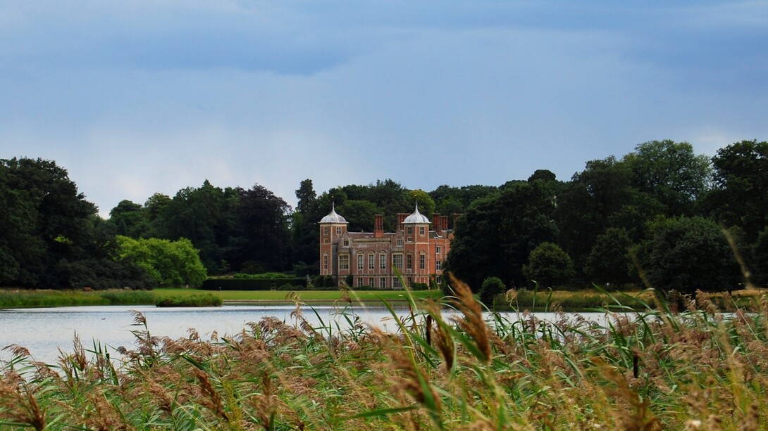 Blickling Hall e la tenuta vista dal lago, contea di Norfolk, UK
