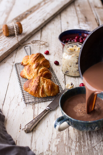 Croissants und heiße Schokolade