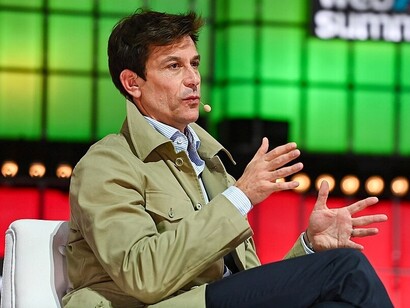 Toto Wolff è conosciuto come un leader carismatico e un abilissimo stratega, avendo portato la Mercedes a dominare la Formula 1 per oltre un decennio grazie alla sua gestione pragmatica e focalizzata sull'innovazione continua. Toto Wolff, Web Summit 2022 all'Altice Arena di Lisbona, Portogallo. Foto di Ben McShane