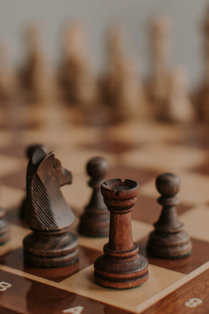 Os movimentos no tabuleiro, o início do jogo, os muros de bloqueio, as peças de neurose