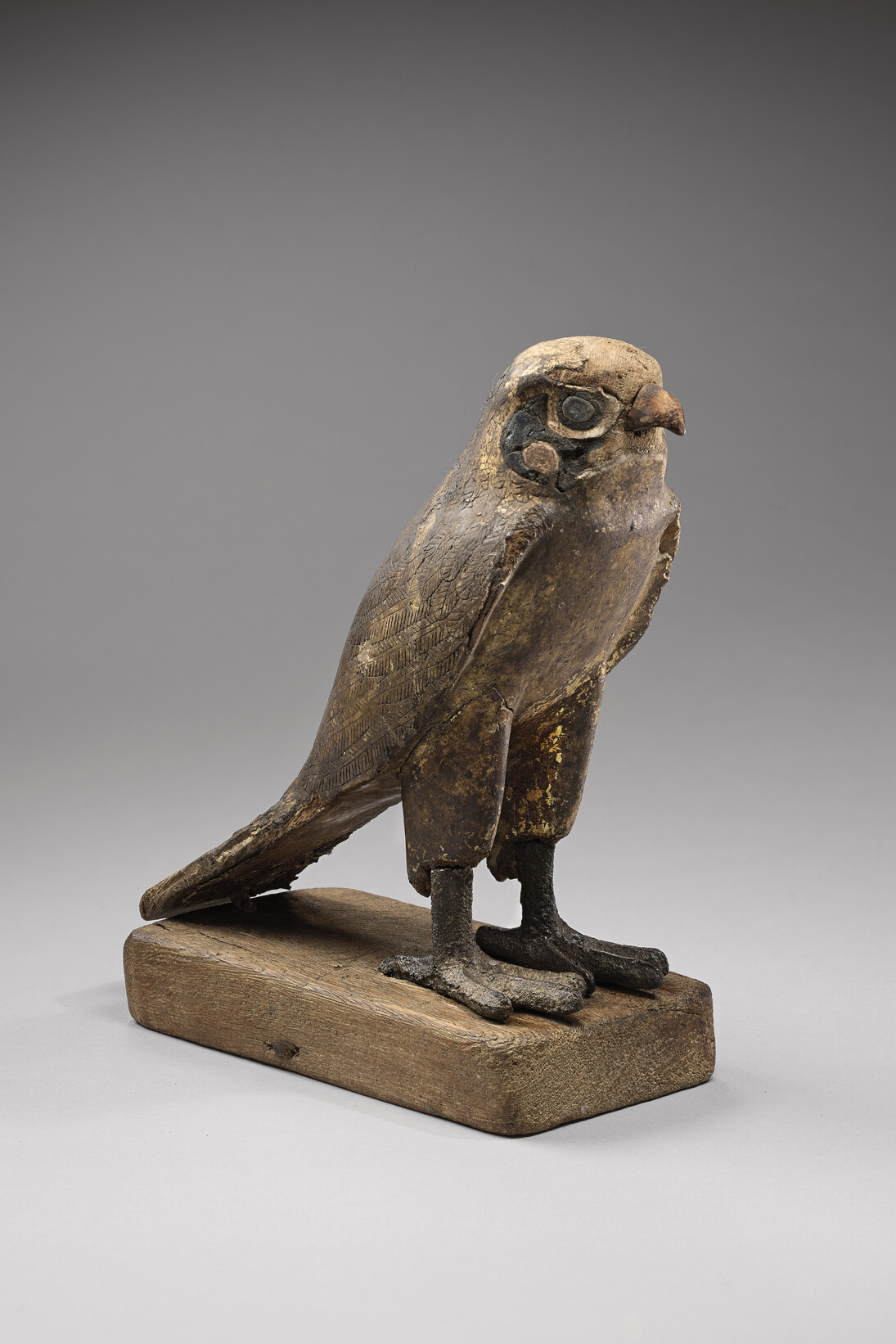 Estatua de halcón. Falco peregrinus. Madera de sicomoro y de cedro, aleación de cobre, cristal de roca. © Musée du Louvre, dist. RMN-GP. Foto:  Benjamin Soligny