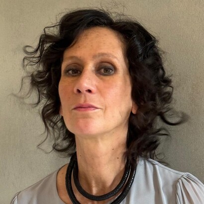 Barbara Codogno, qui in foto, nel romanzo "Perseveranza" affronta la mediocrità umana, l’egoismo e il risentimento attraverso il personaggio di Berto, un professore frustrato e narcisista