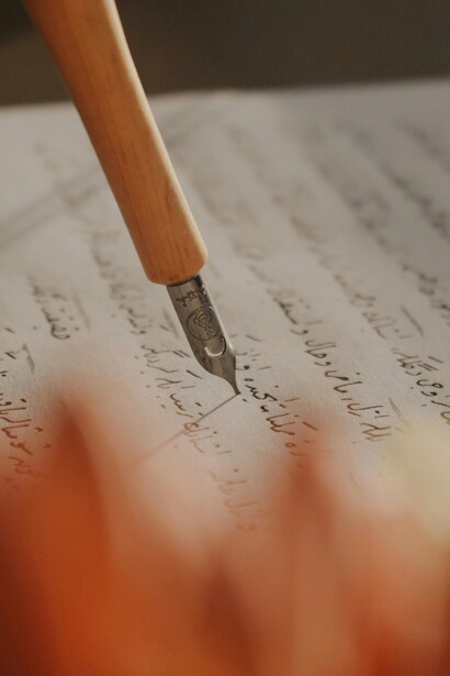 La scrittura, un tempo arte di introspezione e pazienza, si confronta con un pubblico distratto, che spesso legge frammenti piuttosto che opere complete