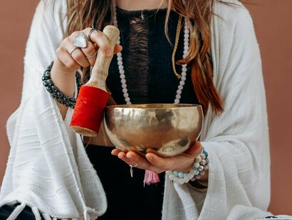 No campo do poder, a reapropriação do Sagrado Feminino inaugura processos de transformação política e social. A ética do cuidado, da empatia e da reciprocidade ganha forma como contraponto à lógica da dominação e da exploração. Movimentos sociais contemporâneos incorporam essas dimensões, questionando a cultura do patriarcado e propondo modelos inclusivos e sustentáveis