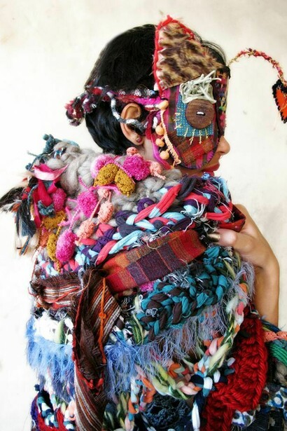 Aline Tercete, poncho de crochê e mâscara de tecido.
