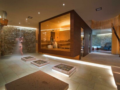 La grande vetrata della sauna, foto Maurizio Marcato