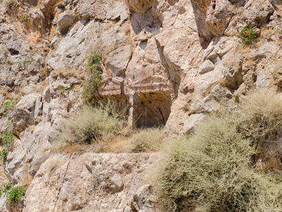 La vida es un azar lleno de infelicidad, en el que pasamos de repente a la desdicha llevados por un destino inexplicable.
Antigua tumba excavada en la roca, Santorini, Grecia