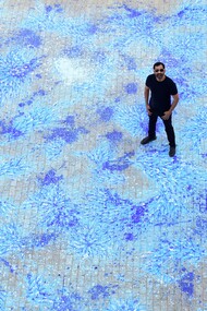 Imran Qureshi, Out of Blue, 2020. Installazione site specific  creata in collaborazione con la Zindagi Trust Foundation e Shehzad Roy per sostenere la Khatoo-i-Pakistan Government Girls School. Courtesy of the artist