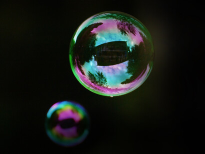 Bolle di sapone. Esplora come le coincidenze possano rivelare connessioni nascoste e portare chiarezza nella tua vita