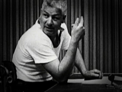 Obéir exige toujours l'annulation, alors les dictatures et certains systèmes éducatifs, avant d'enseigner, pratiquent le "lavage de cerveau"