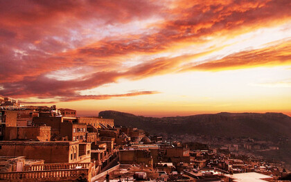 Midyat, uno de los municipios más impresionantes de Mardin, ofrece por las tardes un auténtico espectáculo visual, Turquía