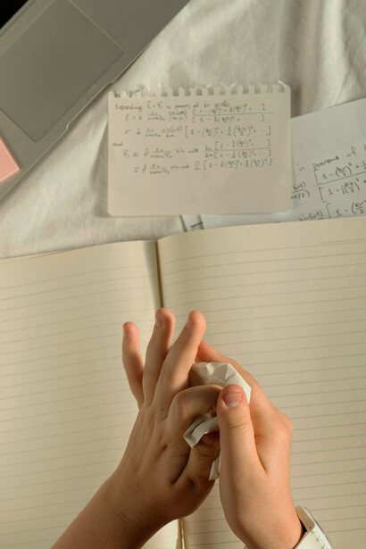 Un nuevo estándar en materiales podría permitir que las pantallas de vidrio de dispositivos móviles se pulvericen al romperse, evitando riesgos por fragmentos afilados