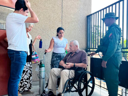 Adulto mayor acude a votar. Los comicios contaron con gran participación ciudadana. Venezuela, 28 de julio de 2024