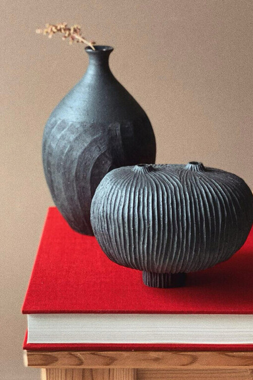 Yamakami está redefiniendo la expresión cerámica con una voz singular y vibrante 