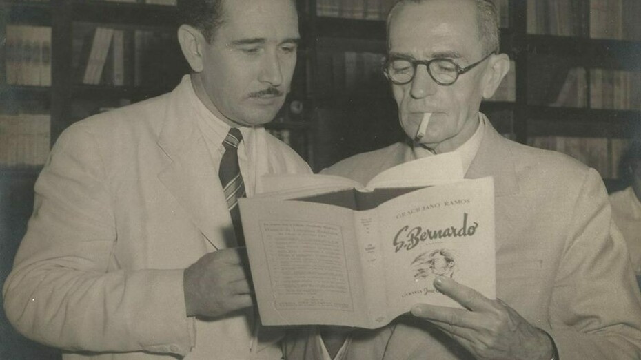 Amaral Gurgel ao lado de Graciliano Ramos em 1949, provavelmente na ocasião da assinatura da autorização para adaptar São Bernardo para o Rádio. Neste momento, o Brasil passava por transformações sociopolíticas envolvendo o êxodo rural, a situação do nordeste brasileiro afetado com secas periódicas gerando pobreza e as tentativas de sobrevivências diárias do povo nordestino. Na literatura brasileira surgem poetas que trazem essa dramática temática regional, entre eles Graciliano Ramos, usando de um estilo claro e objetivo, deixando de lado o sentimentalismo
