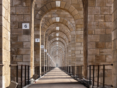 Sous les arches répétées à l’infini, le viaduc de Chaumont (Haute-Marne, France) transforme la pierre en perspective vertigineuse, comme un couloir suspendu entre histoire et modernité