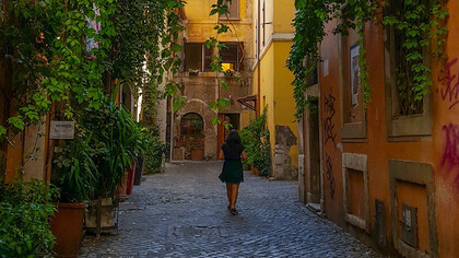 Mujer italiana paseando en la parte antigua de la ciudad. Italia
