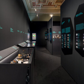 Jewellery and figure, exhibition view. Courtesy of the Museum of Decorative Arts