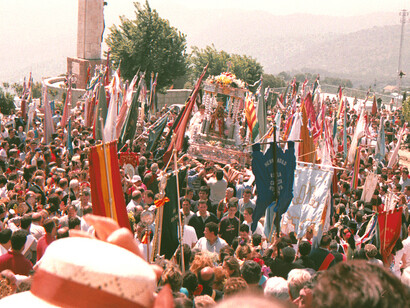 La *Sierra de Andújar*, declarada *Parque Natural*, ofrece un paisaje impresionante, que se convierte en el escenario perfecto para esta festividad