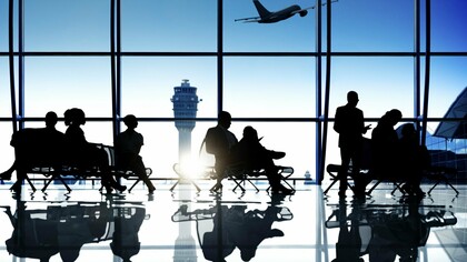 Zona de espera en la terminal de un aeropuerto