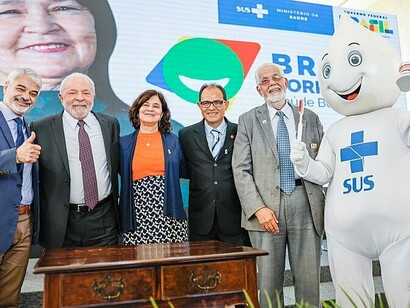 O Presidente da República, Luiz Inácio Lula da Silva, em cerimônia de sanção ao PL 8131/2017, que institui a Política Nacional de Saúde Bucal no âmbito do Sistema Único de Saúde (SUS) em Brasília, Brasil. A cooperação entre gestores do SUS, operadoras de saúde e o Poder Judiciário é fundamental para encontrar soluções que equilibrem os interesses de todas as partes