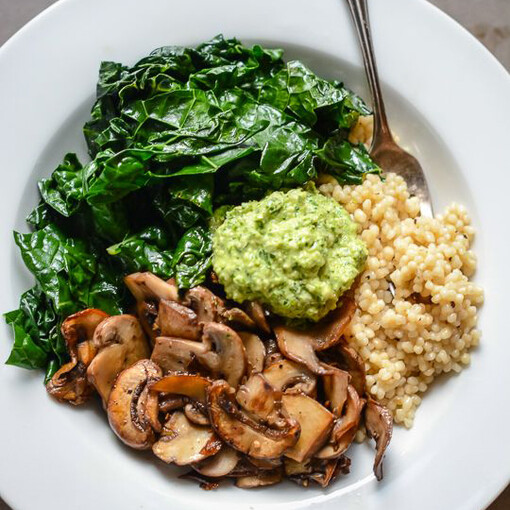 Orzo con funghi e bietole