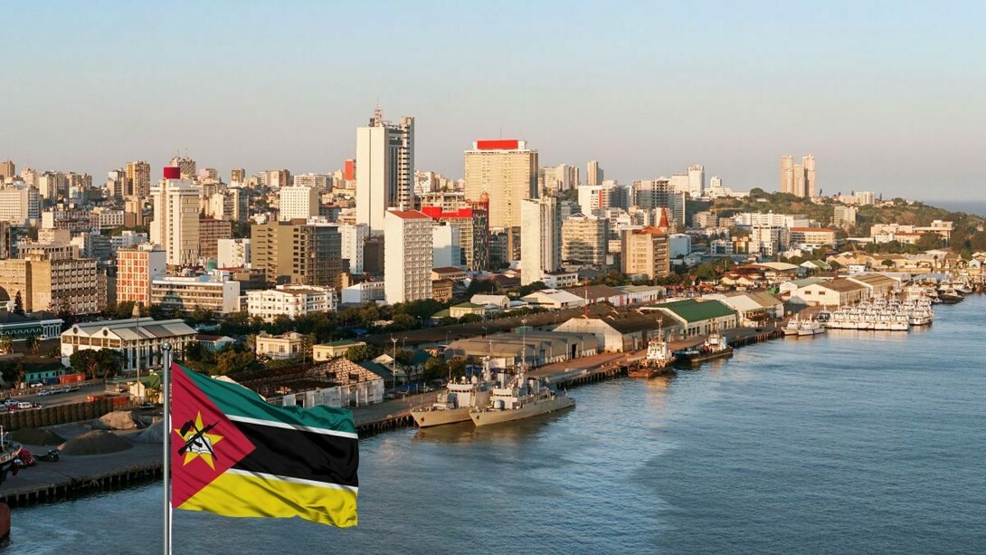 Maputo, Moçambique. Apesar de esta música ter sido lançada na década de 2000, retratando a realidade de forma crítica e denunciando as estruturas de poder, a precariedade, a pobreza, a fome, opressão, entre outras realidades sociais de Moçambique do então, estas nuances são, até aos dias que correm, recorrentes, marcando assim a sua atemporalidade