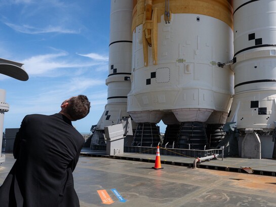 Martedì 31 marzo 2026, l’amministratore della NASA Jared Isaacman visita il razzo Space Launch System (SLS) della missione Artemis II e la navicella spaziale Orion presso il Complesso di lancio 39B, al Kennedy Space Center della NASA in Florida. Crediti fotografici: NASA/John Kraus