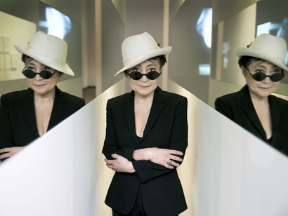 Yoko Ono con su instalación 'En trance', 1997, en 'Yoko Ono: Half-a-wind show', Louisiana Museum of Art, Humlebæk, Dinamarca, 2013. Cortesía del MUSAC. Fotografía de Bjarke Ørsted © Yoko Ono