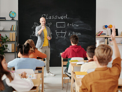 Hoy las aulas se han vuelto espacios más abiertos, híbridos y conectados, donde el aprendizaje trasciende los límites físicos y temporales