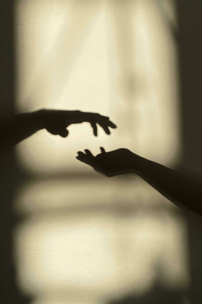 Un ente desea sentir esa calidez viva que posee y no comparte, porque se hace símbolos en el cuerpo y se viste toda de violeta