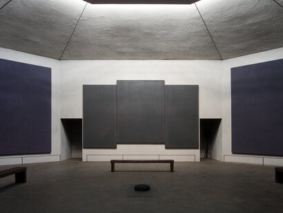 Interior de la Capilla Rothko, tríptico al frente, Houston, Texas