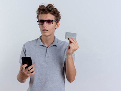 Adolescente usando una tarjeta de crédito para apostar online