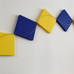 Quintetto 2015, acrilico e filo di rame su tela, 42 x 210 cm