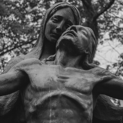 Figura de Maria, mãe de Jesus, em jardim sagrado