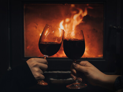 Dos personas brindan con vino. Un buen vino fraterniza, aunque sea por algunas horas, criterios dispares y aun intereses contrapuestos