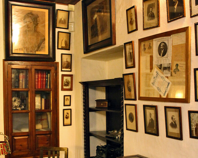 Despacho de Arturo Reyes, Exhibition view. Courtesy of Museo Unicaja de Artes y Costumbres Populares