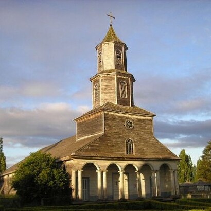 Tra l’acqua e la terra, tra norma e eccezione, l’architettura intermareale costruisce relazioni più che oggetti. Chiloè, Iglesia de Nercón, Cile