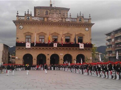 Las compañías formando frente al ayuntamiento de Irún