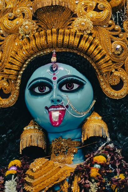 Escultura detalhada da Deusa Kali adornada para um festival hindu com cores vibrantes e enfeites dourados