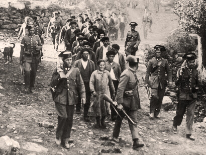 Columna de Guardias Civiles dirige a prisioneros de la Revolución asturiana en 1934