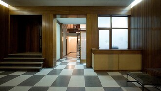 El escritorio del conserje en una finca de Barcelona