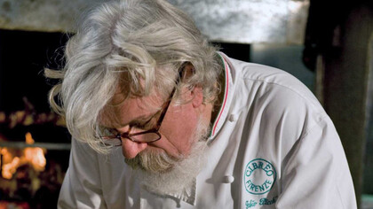 Un intento Fabio Picchi in cucina. Il lascito dello chef è una visione speciale di ogni cosa