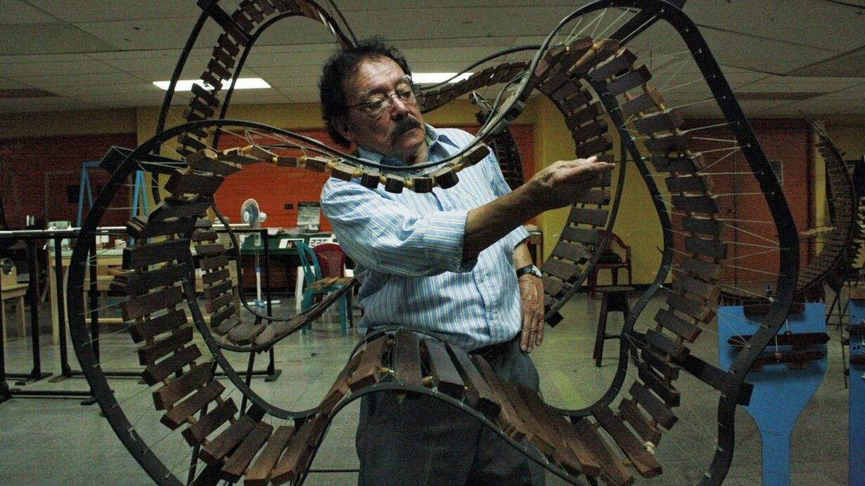 Joaquín Orellana interpretando sus "útiles sonoros"