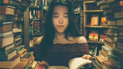 Jovem lê em biblioteca. Enquanto o romance é uma narrativa mais longa, o que caracteriza o conto é o fato de ser uma narrativa curta, condensada, centrada num único evento, com poucas personagens e abdicando de análises e descrições minuciosas. Por ter extensão limitada, o conto procura capturar um instantâneo. Cortázar compara o romance a um filme e o conto a uma fotografia
