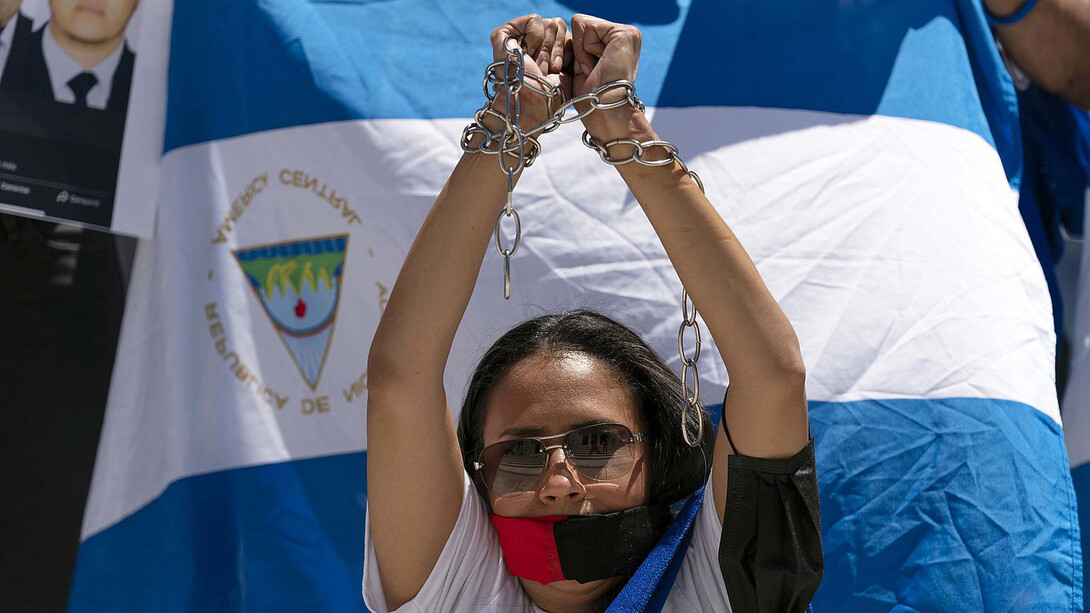 Manifestante nicaragüense contra el régimen de Ortega con las manos encadenadas