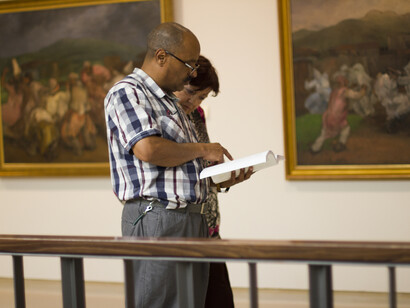 Julia y Abdullah en el Museo de Bellas Artes de Asturias