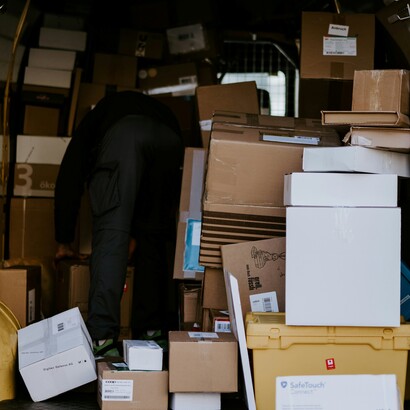 Le piattaforme digitali integrano la logica del consumo nella vita privata, rendendo gli acquisti accessibili e costantemente presenti