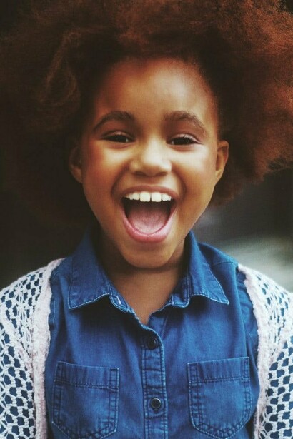 Una bambina gioiosa e sorridente