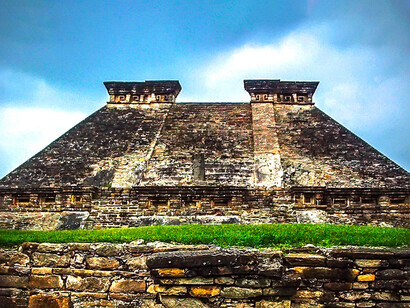 Edificio 5 con escultura de Aksiní, dios del trueno, al frente. El Tajín, Veracruz, México